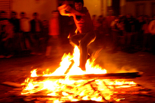  Hoguera en Galicia durante la Noche de San Juan.