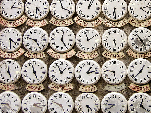 Los relojes, marcan la hora en diferentes ciudades del planeta  (Pulsa en la imagen para ampliar)