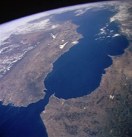 El estrecho de Gibraltar es el paso entre dos mares y dos continentes