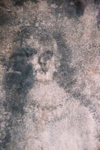 Un caso típico de las poco definidas apariciones de caras en la «Casa de las Caras»: el rostro borroso de una mujer (fotografía de 1992).