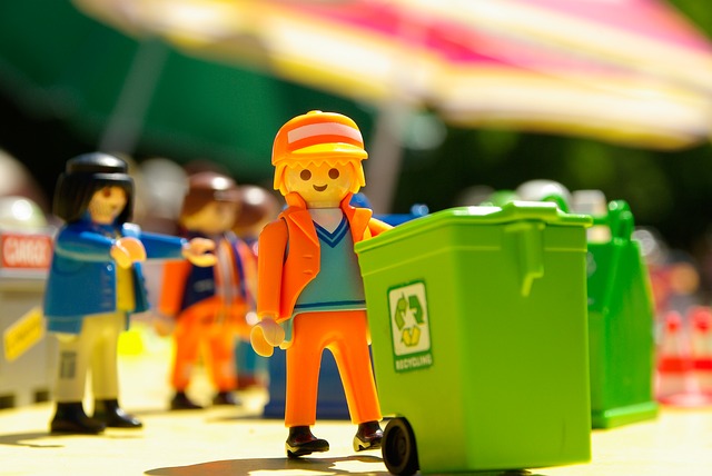 Playmobil recogiendo basura
