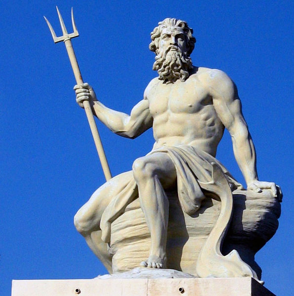 Escultura de Poseidón con el tridente