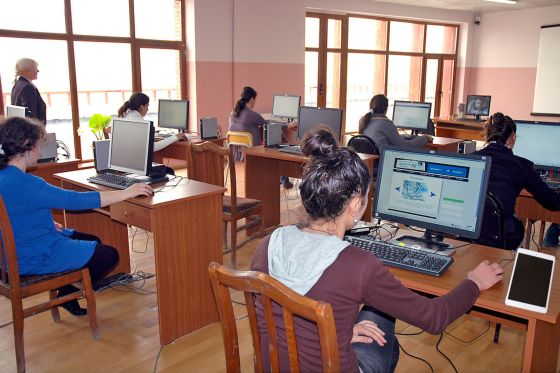 Sala de informática con alumnos. .