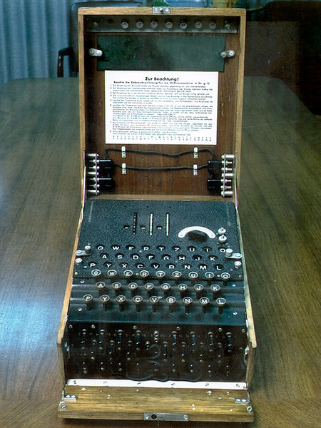 La imagen muestra a la máquina Enigma