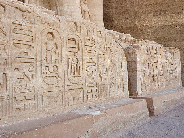 Se muestran los Jeroglíficos en las paredes de la tumba de Abu Simbel