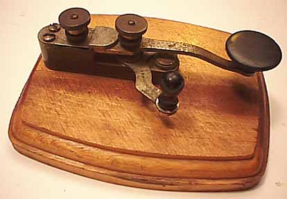 La imagen muestra una máquina para escribir el código Morse