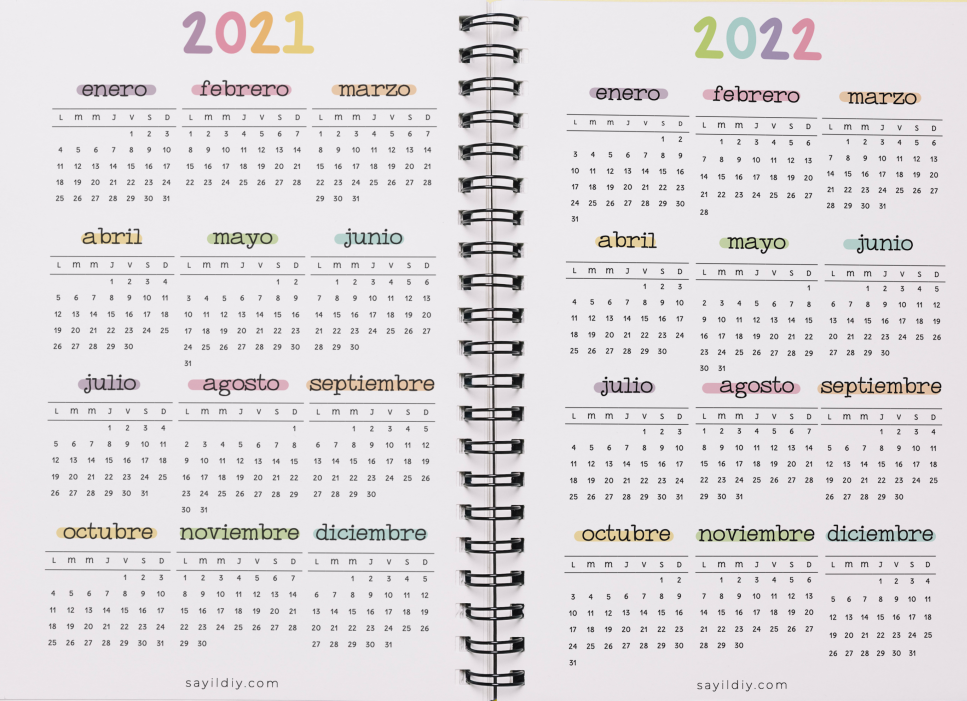 calendario anual 2021/2022 donde se pueden ver los 12 meses del año. Cada mes se presenta estructurado por semanas. Se presentan divididos en dos grupos de seis meses, cada grupo en una hoja de una libreta pequeña