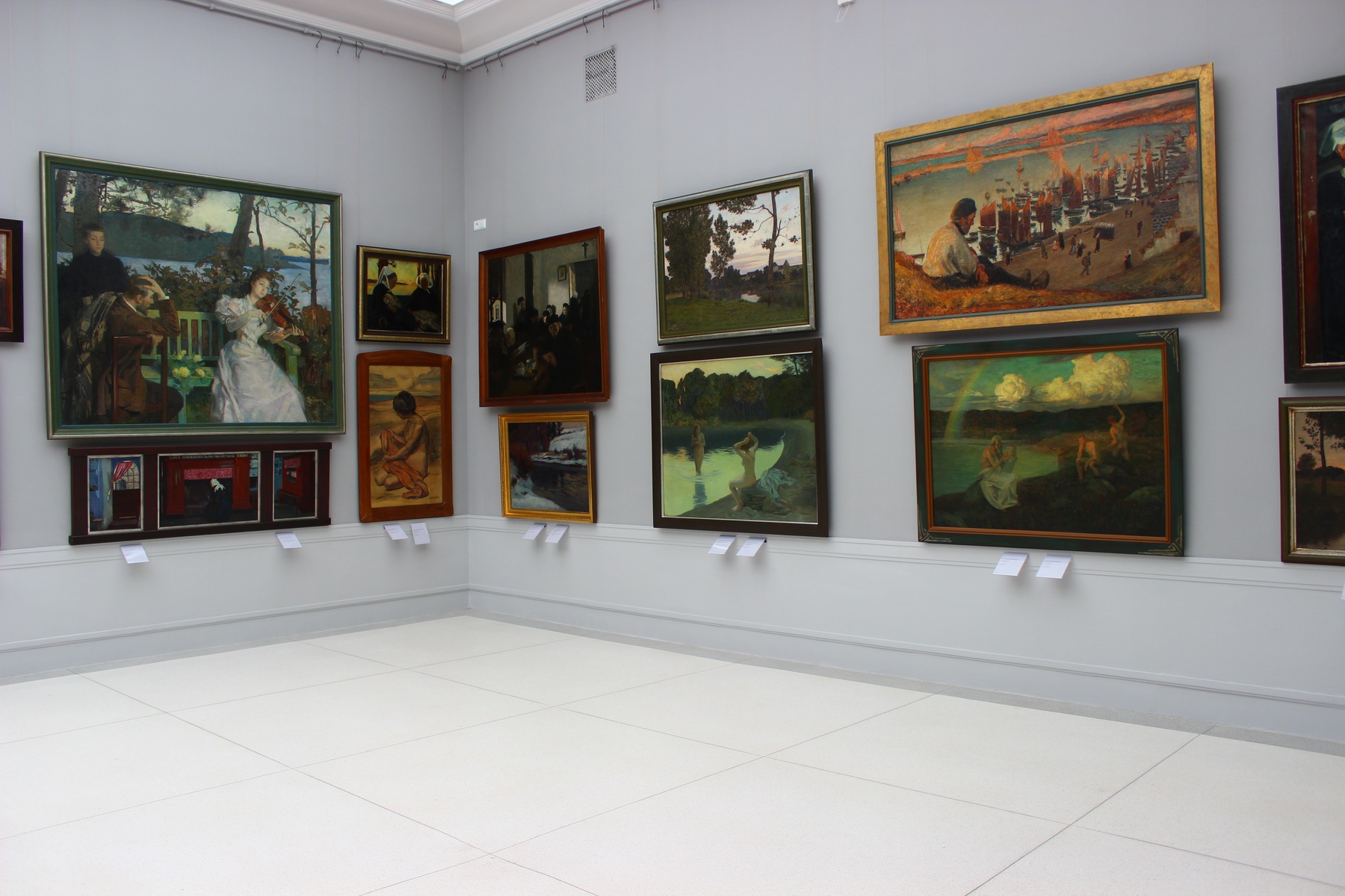 fotografía de una exposición de arte. En ella se ven diferentes cuadros expuestos