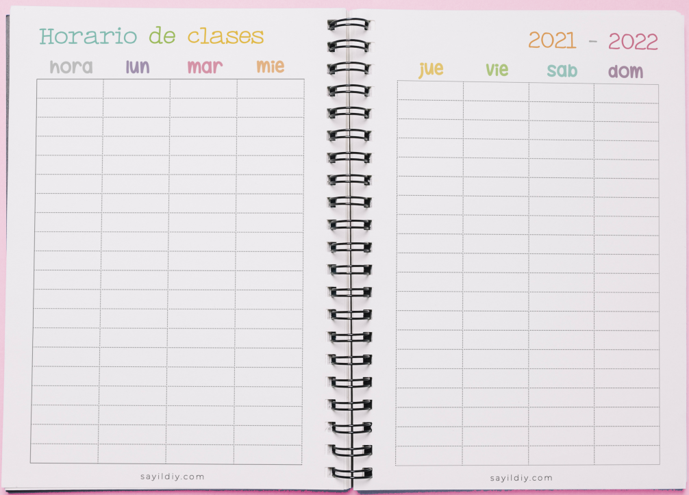 se observa un horario de clase en blanco, sin rellenar, dividido en dos hojas y con los respectivos huecos para completarlo con las horas y los nombres de cada asignatura. Se divide en 4 columnas para cada hoja (horas y 3 días en una y 4 día en otra)