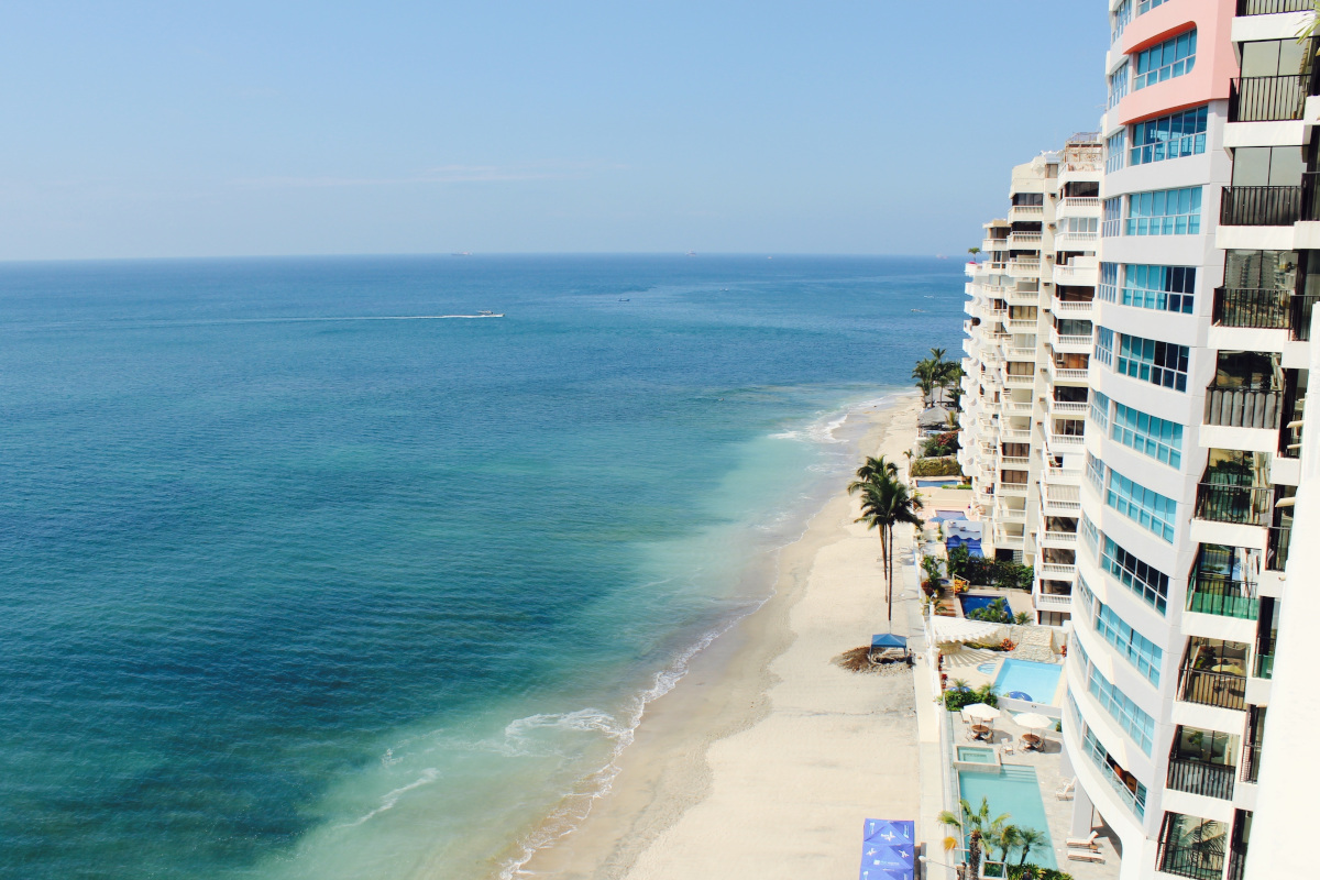 fotografía de las preciosas vistas al mar de una habitación de hotel
