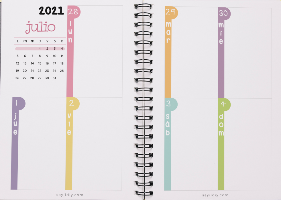 organizador semanal, se estructura en dos hojas de un cuaderno, donde en una hoja se presenta el mes completo al que pertenece esa semana, además de 3 días de esa semana, con espacio para apuntar datos en cada día, en la segunda hoja se presentan los otros 4 días que completan la semana, con sus respectivos espacios
