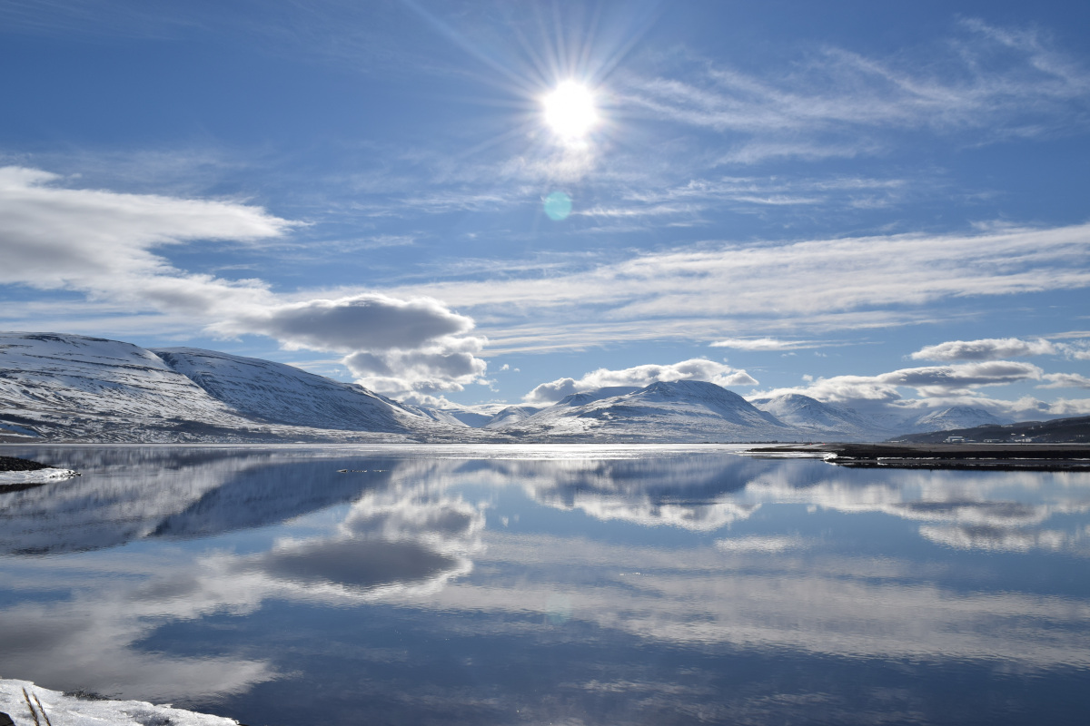 fotografía de unas montañas y su reflejo en un lago