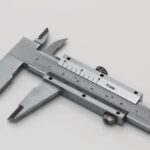 la imagen muestra un instrumento de medida llamado calibrador