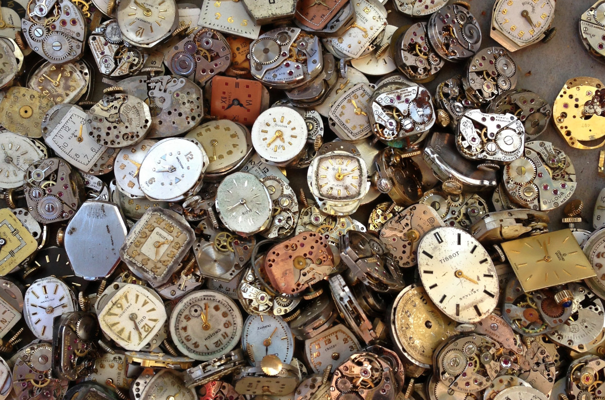 fotografía de muchos relojes estropeados y rotos tirados