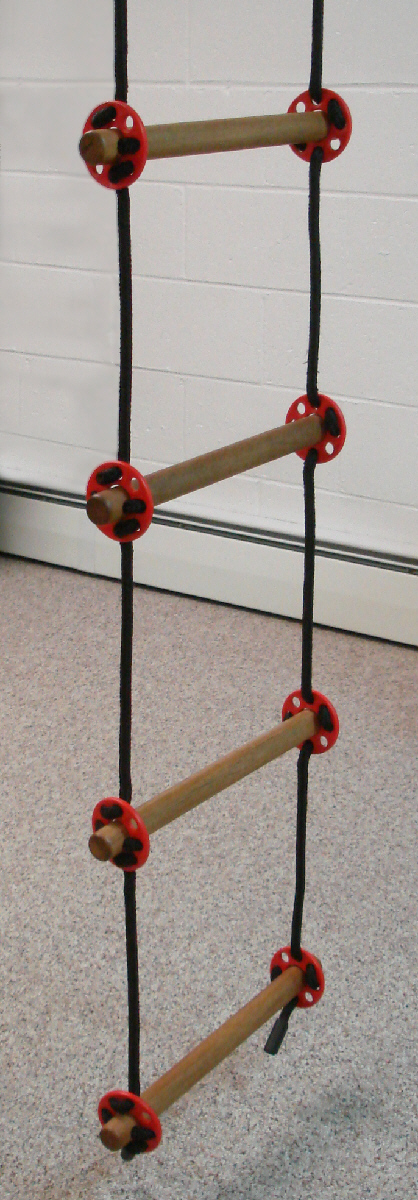 La imagen muestra una escalera de cuerda y madera.