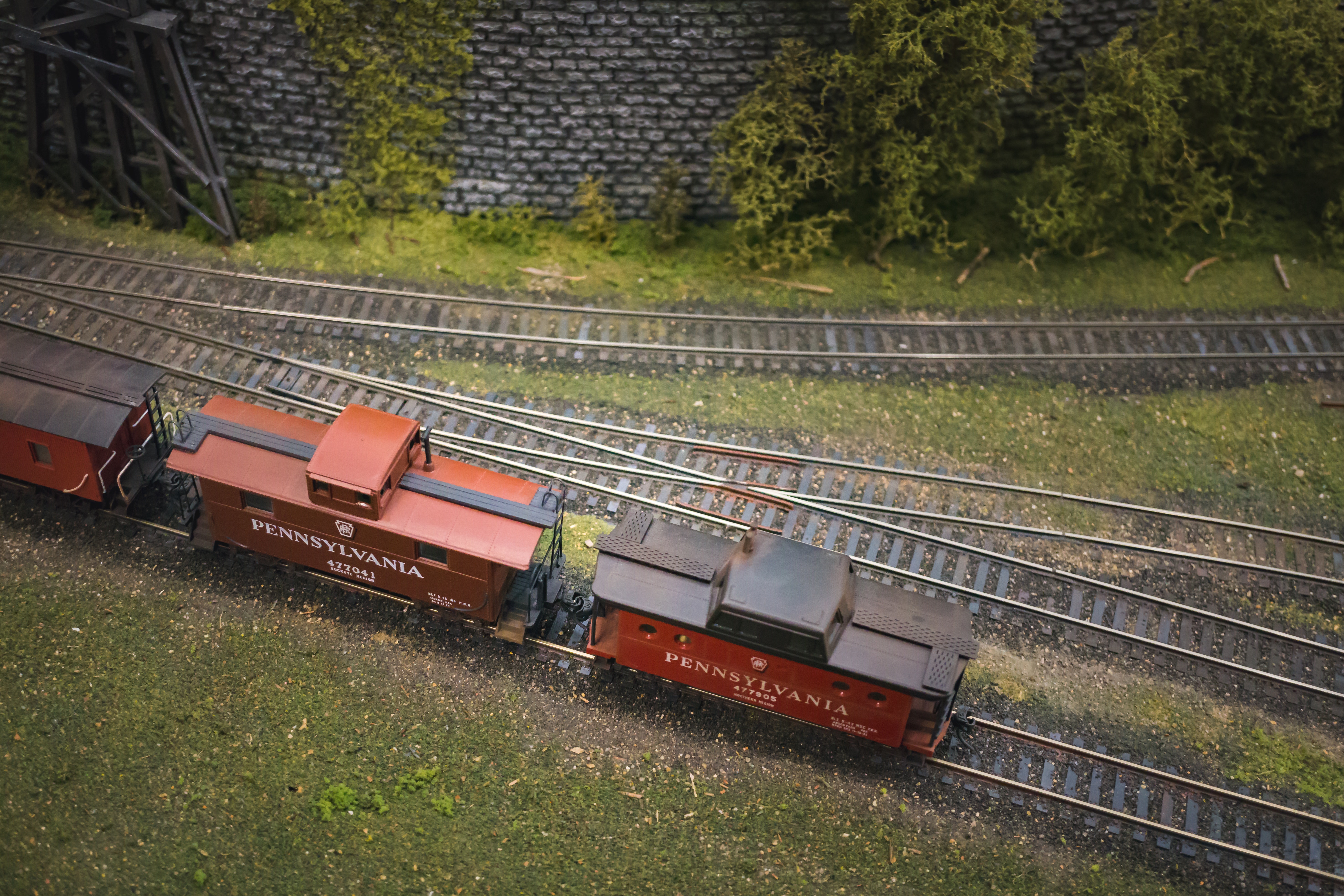 La imagen muestra una maqueta de un tren de juguete.