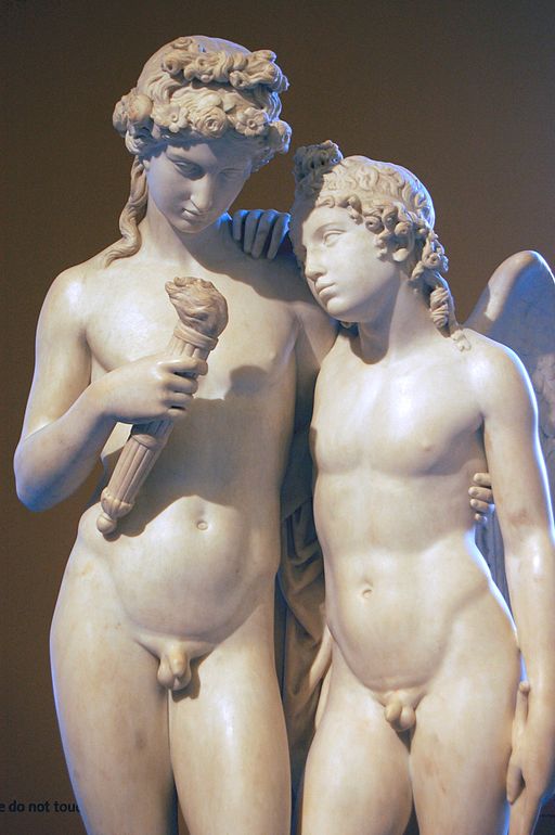 Escultura con el grupo de Cupido e Himeneo con antorchas en sus manos