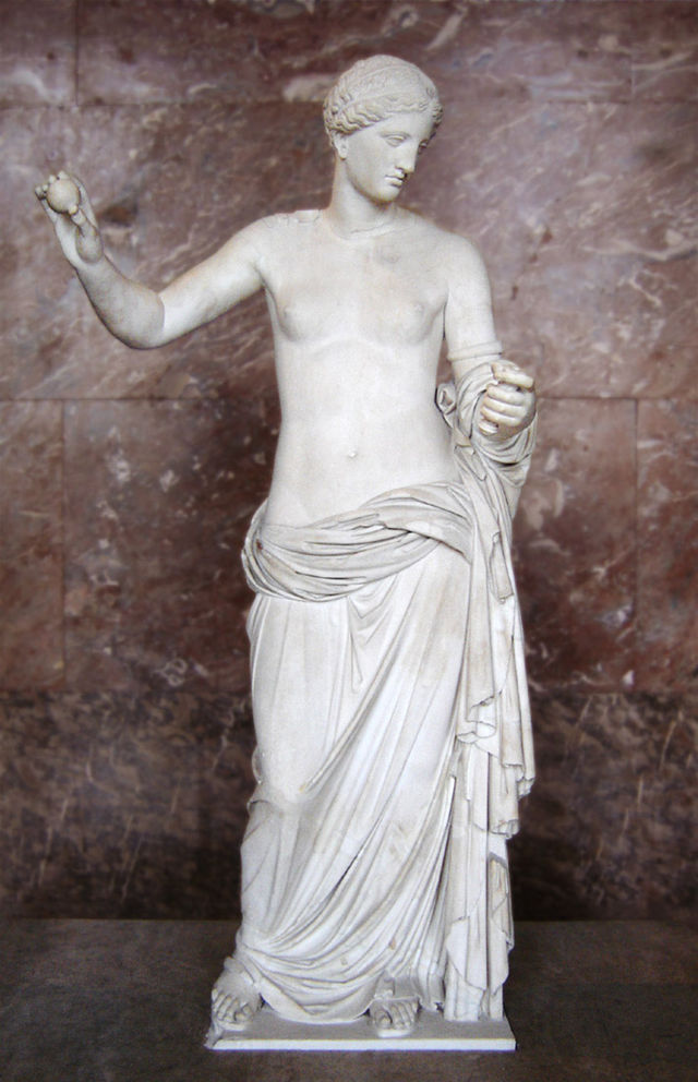 Venus sostiene una manzana en su mano