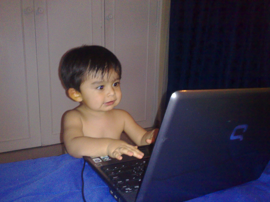 Un bebé usando un ordenador.