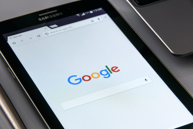 Una tablet con la página inicial de un famoso buscador de internet.