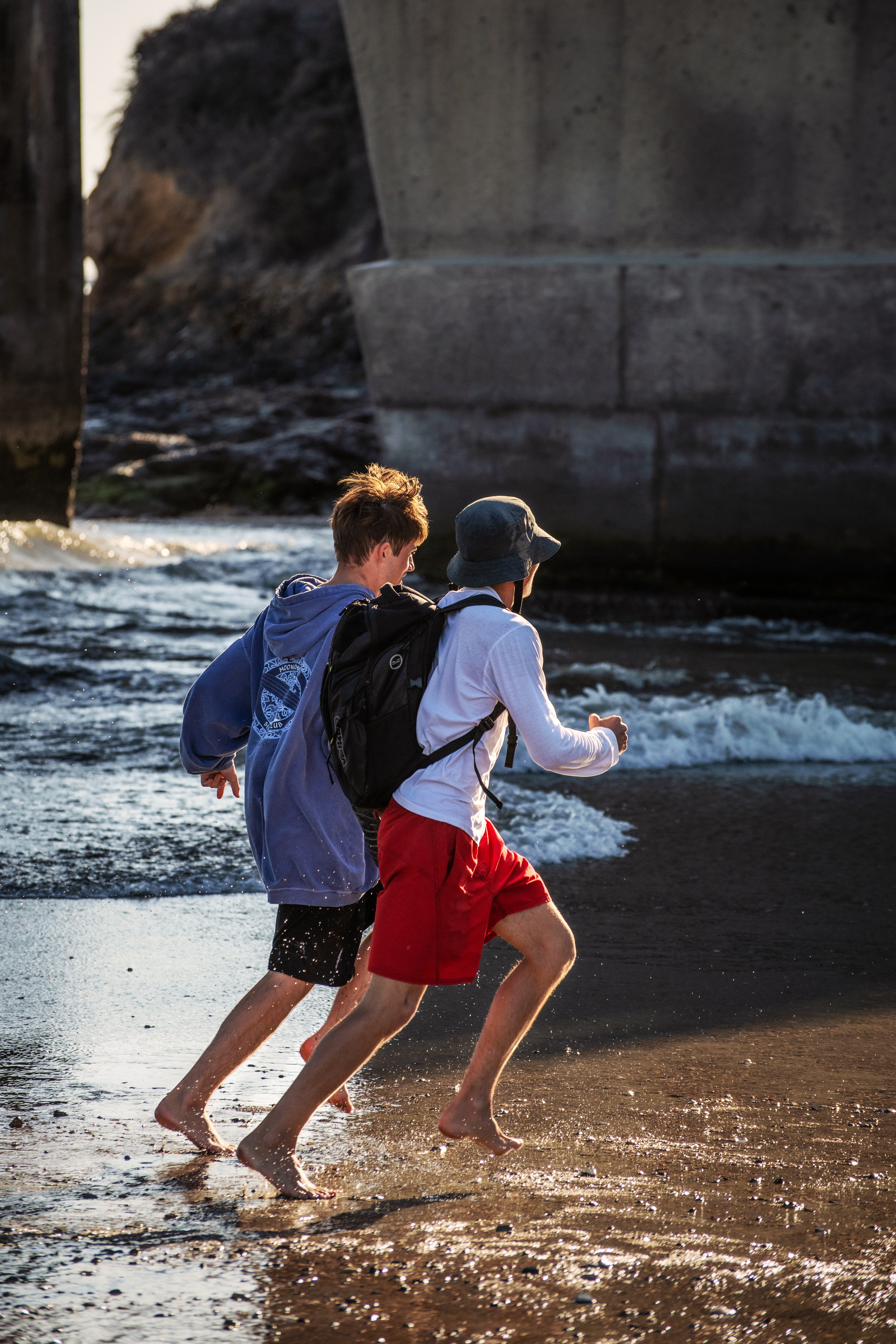 Imagen de dos personas corriendo por la playa