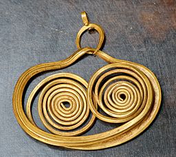 Pendiente de oro micénico
