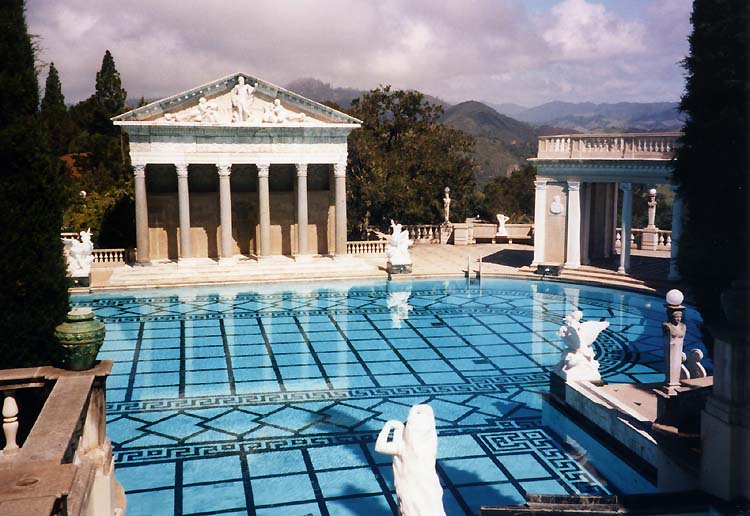 Piscina con un templo romano original