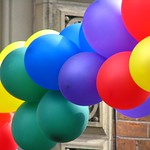 En la imagen puedes ver globos de colores haciendo una guirnalda de fiesta