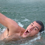 En la imagen puedes ver un nadador tomando aire mientras nada