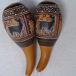 En la imagen puedes ver unas maracas de artesanía, decoradas con motivos étnicos