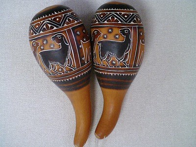 En la imagen puedes ver unas maracas de artesanía, decoradas con motivos étnicos