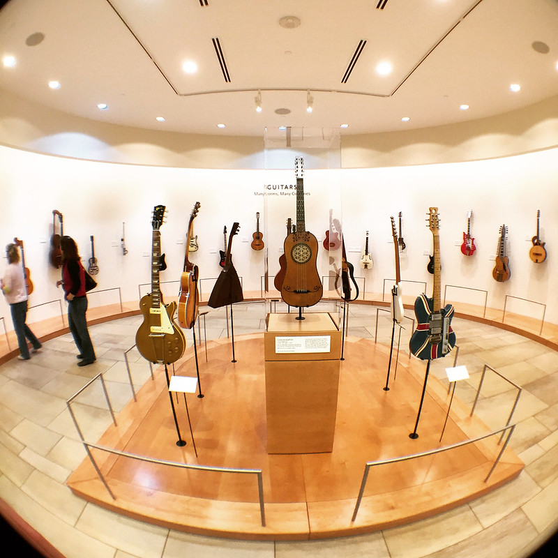 En la imagen puedes ver la sala de exposición de guitarras del museo