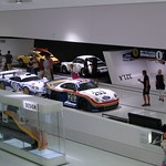 En la imagen puedes ver el interior de un museo sobre coches deportivos