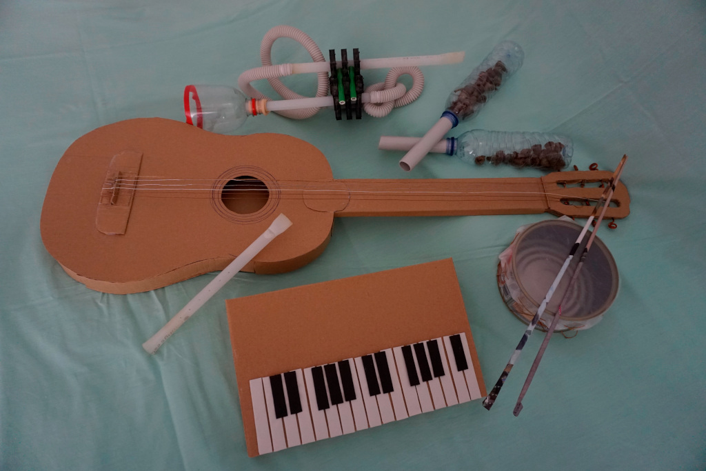 En la imagen puedes ver varios instrumentos musicales que se han construido con materiales reciclados