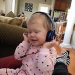 En la imagen puedes ver una niña pequeña escuchando música con unos auriculares