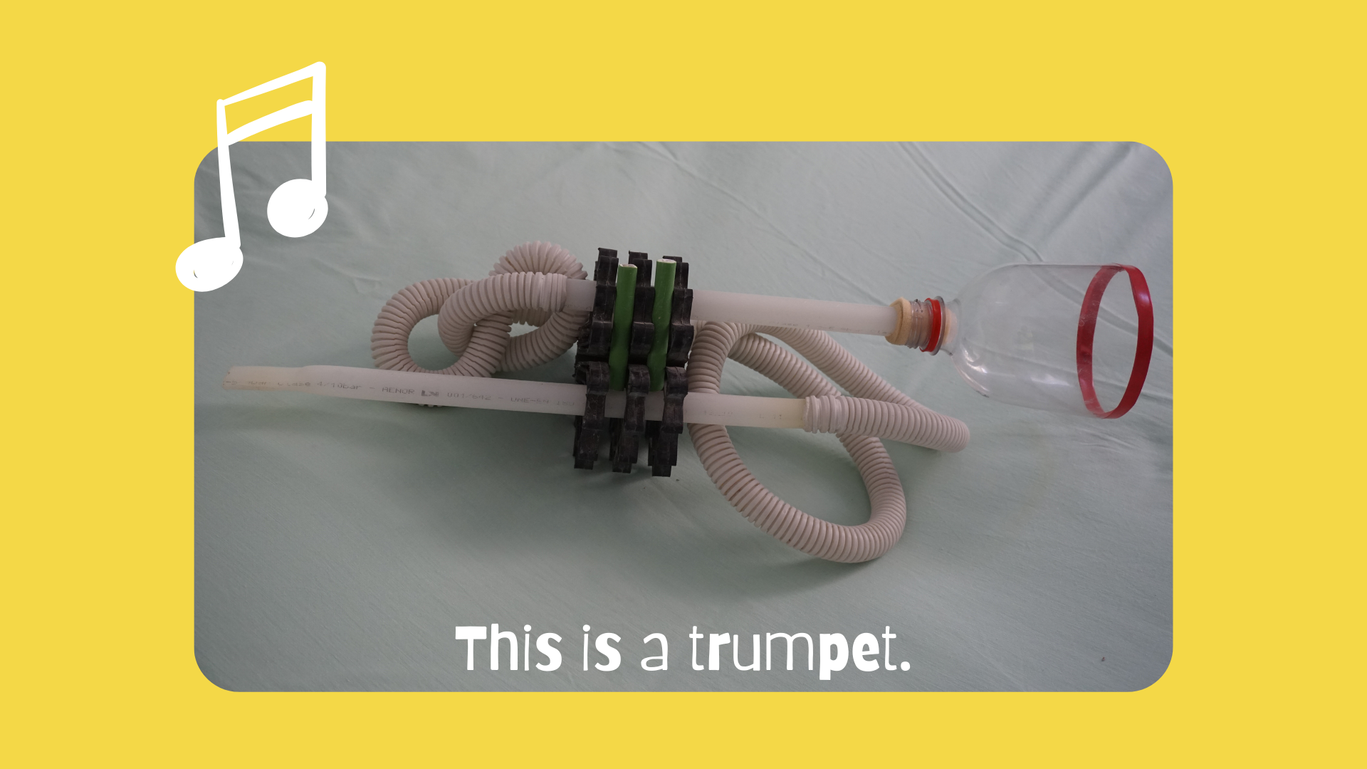 En la imagen puedes ver una trompeta hecha con tubos coarrugados y lisos, botella de plástico reciclada