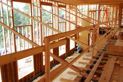 En la imagen puedes ver el interior de la construcción de un edificio de madera