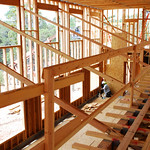 En la imagen puedes ver el interior de la construcción de un edificio de madera