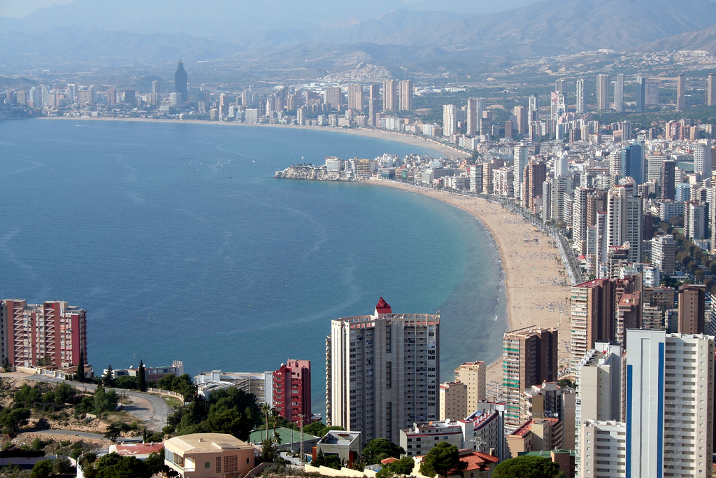 Las excelentes condiciones climáticas de España permiten la presencia de un turismo masivo que aprovecha sus recursos naturales. En la imagen, playa de Benidorm en Alicante.
