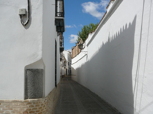  Según registros del año 1959, en Écija, provincia de Sevilla, se han llegado a alcanzar hasta 49 grados a la sombra. De ahí su sobrenombre de "La sartén de Andalucía".