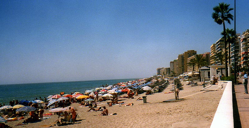 El excepcional clima Mediterráneo garantiza un verano cálido y seco, de ahí el multitudinario turismo que soportan sus zonas del litoral, como esta playa de Fuengirola en Málaga.