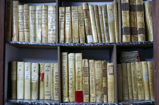 Archivo parroquial con libros de bautizos, matrimonios y defunciones de la parroquia de la Merced en Xátiva.