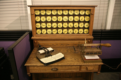 Las primeras calculadoras que se inventaron, como esta de Hollerith, se utilizaron para almacenar en ellas información de carácter censal. 