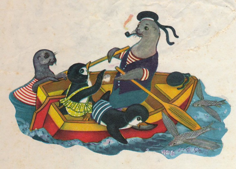 La imagen muestra 2 pingüinos y una foca en un barco y otra foca nadando al lado de la barca.
