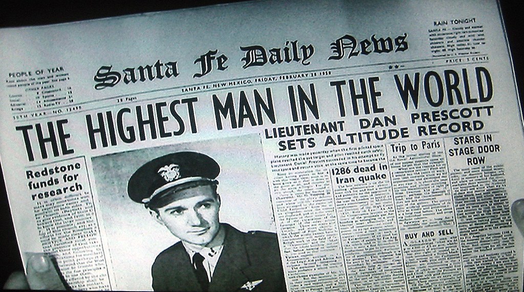 La imagen muestra un titular y un subtítulo de un periódico antiguo.