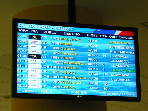 La imagen muestra el horario de vuelos en la pantalla de un aeropuerto.