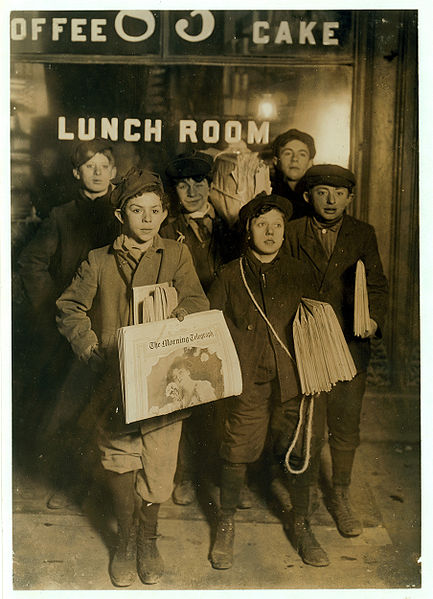 Niños vendiendo periódicos en Brooklyn. 1908