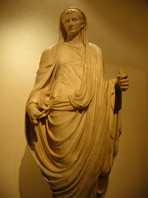 El emperador Augusto con túnica y toga