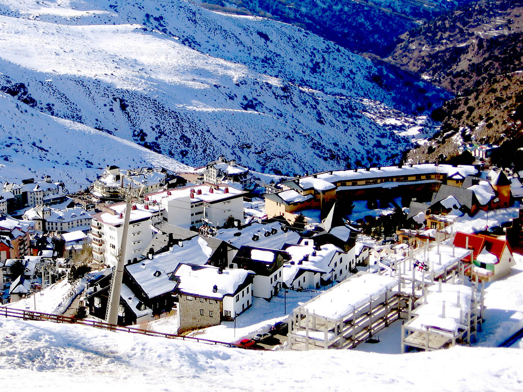 En zonas muy frías de las altas montañas, la única presencia humana se restringe por regla general a los centros de deportes de nieve o de invierno como este de Pradollano en Sierra Nevada (Granada).