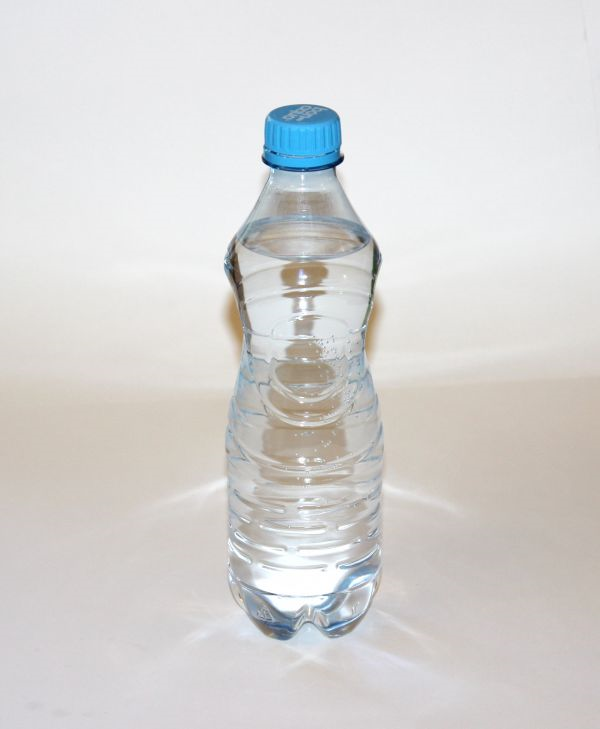 La imagen muestra una botella de plástico de agua.